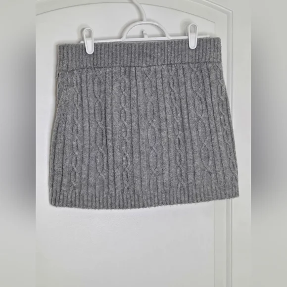 37. Alo Yoga | Cable Knit Winter Bliss Mini Skirt – Heather Grey – Size Small - Picture 6 of 12